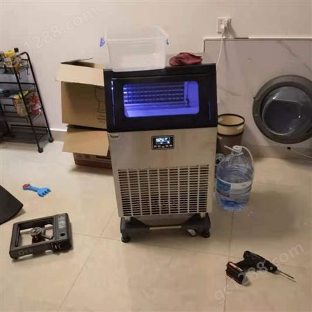 专业维修商用制冰机分体式大型全自动方块机缺水灯亮但机器不会自动进水故障