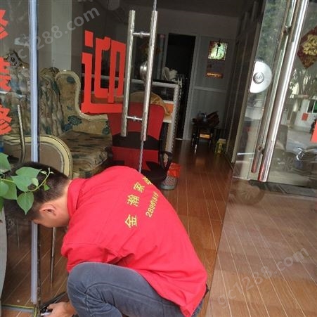 黄埔夏港街道维修玻璃门师傅 维修玻璃门电话 维修玻璃门